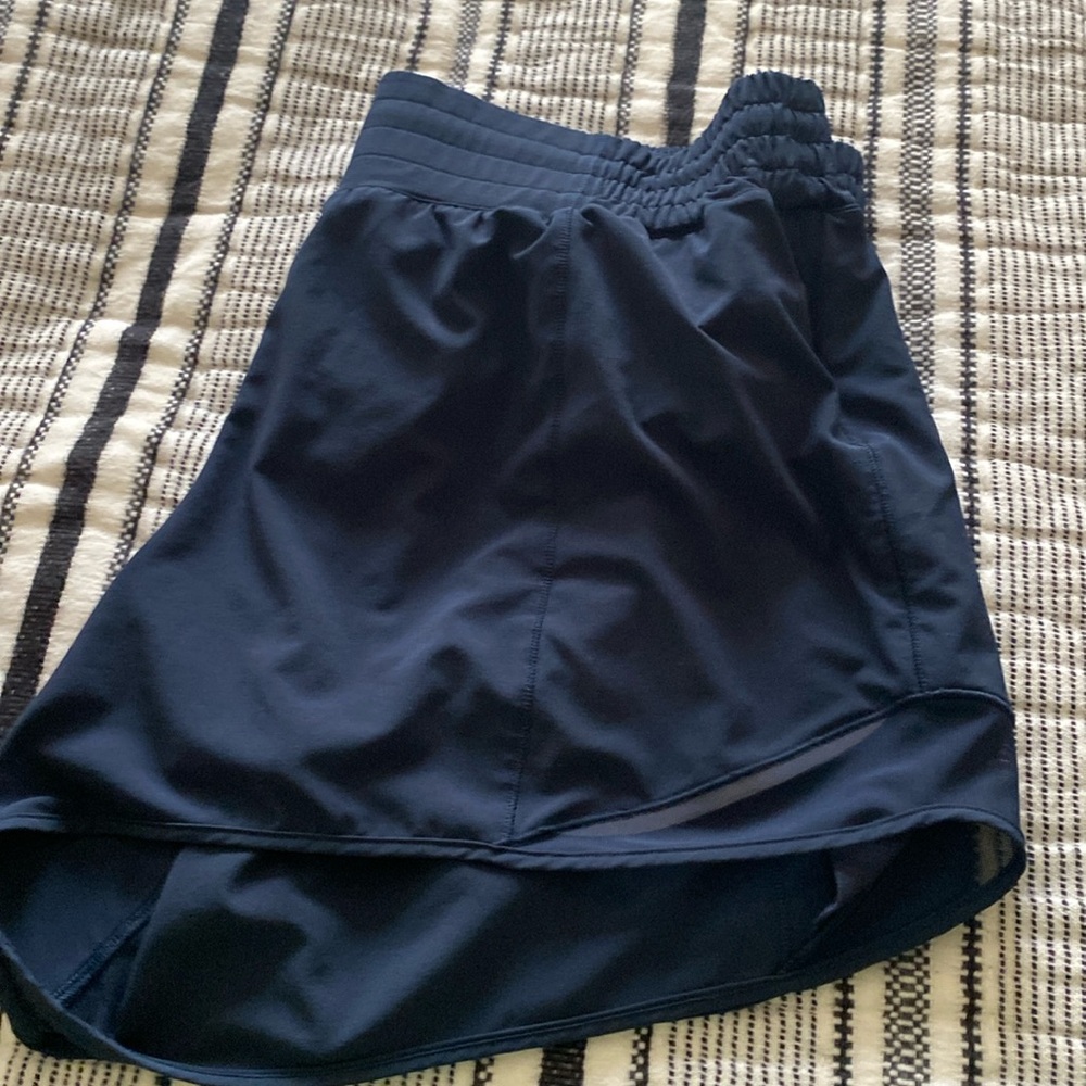 Lululemon 5 inch hotty hot shorts…size 14.  Navy